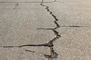 Что вызывает растрескивание асфальта и как вы их предотвращаете?