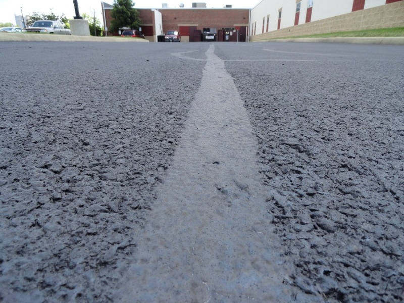 Почему нужно герметизировать трещины на асфальте?