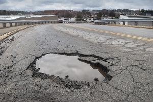 Как лучше всего заделывать выбоины на асфальте?