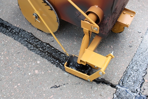 Когда лучше выполнять заделку и герметизацию трещин на асфальте?