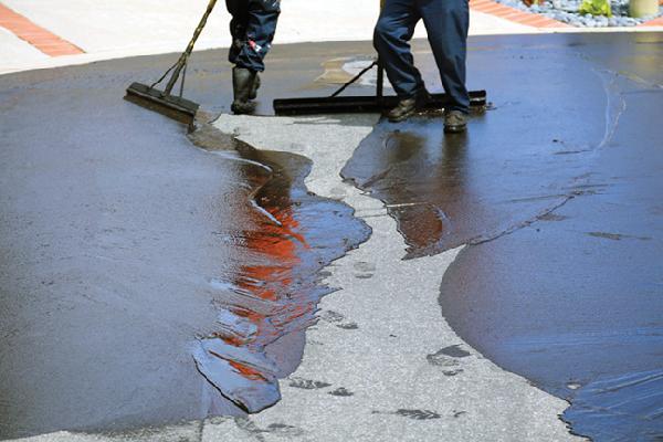 Советы и задачи для применения герметизирующих покрытий для асфальта в жаркую погоду