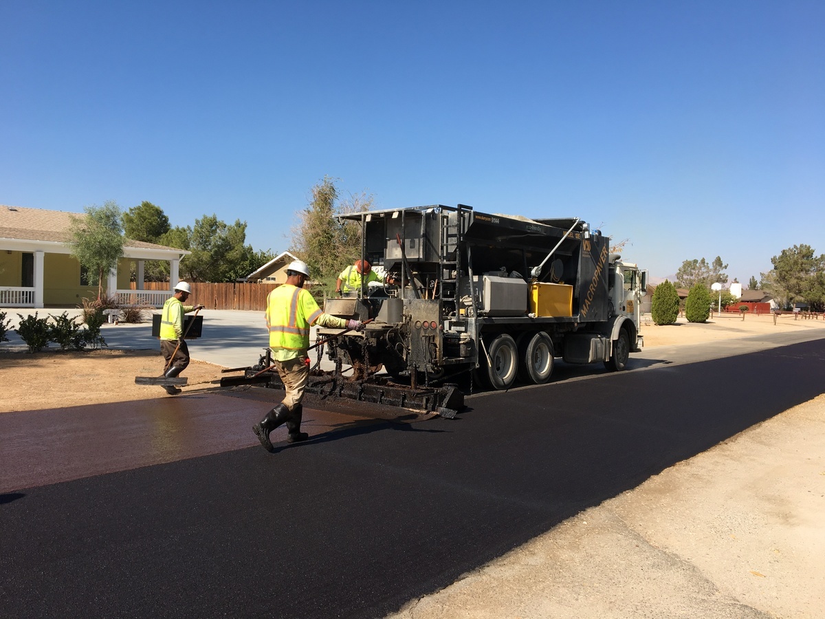 Slurry Seal - технология нанесения покрытия из битумной суспензии (как с полимерной модификацией, так и без неё) на существующий асфальт 