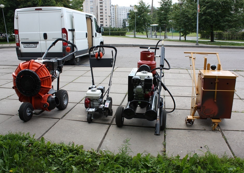 Какие инструменты необходимы, чтобы ремонтировать трещины на асфальте?