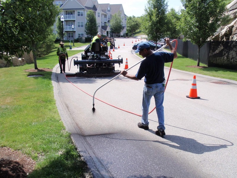 Как скоро я смогу выехать на свою покрытую подъездную дорожку после нанесения герметика?