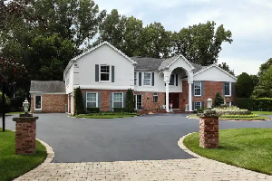 Преимущества асфальтобетонного покрытия для владельцев недвижимости