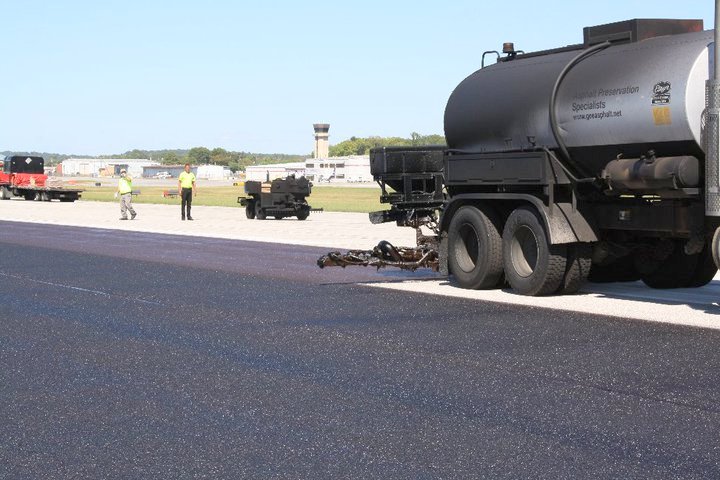 Советы, как максимально эффективно выполнять в ночное время нанесение защитных покрытий для асфальта