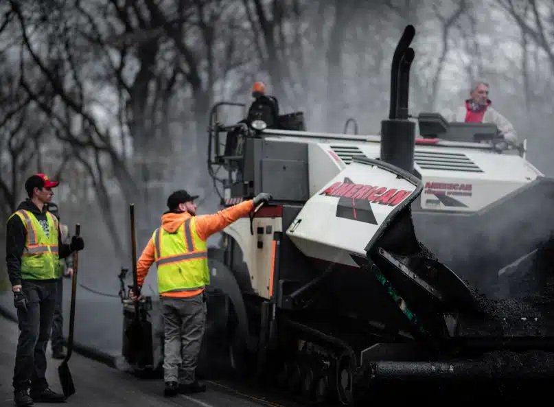 Как температура влияет на уплотнение горячего асфальта при укладке?
