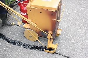 Как часто мне следует заделывать трещину на парковке?