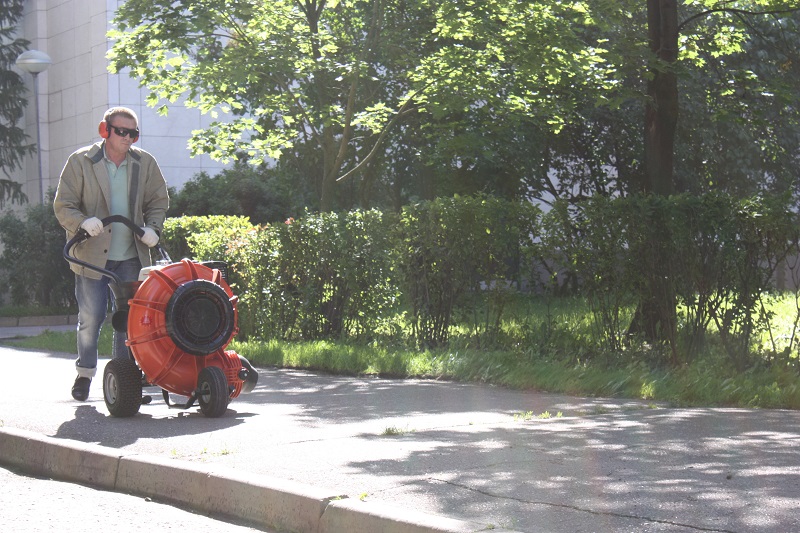 Почему очистка асфальта перед нанесением защитно-герметичного покрытия на асфальт так важна?