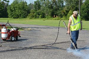 Заметили выбоину на парковке или подъездной дорожке? Исправьте ее сейчас, пока она не ухудшилась еще больше! 